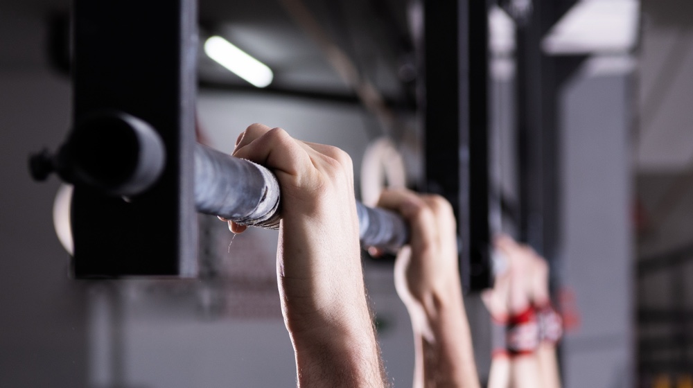 closeup-detail-male-hands-holding-pullups |Health Benefits Of Hanging From A Bar| featured