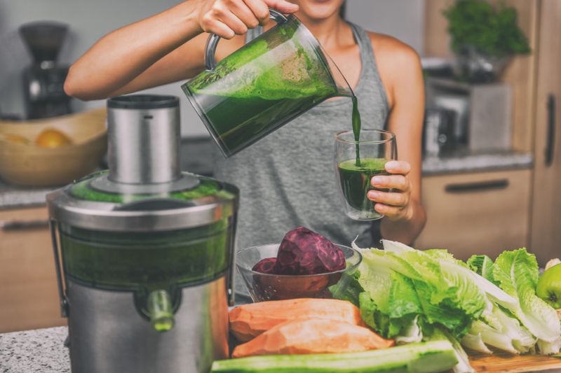 woman-juicing-making-green-juice-machine Green Juice Recipe for Weight Loss