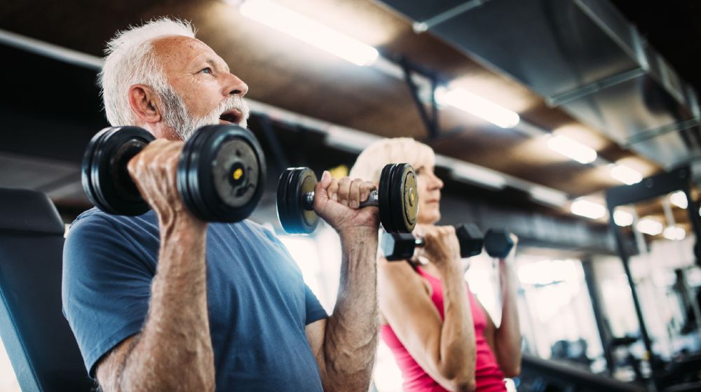 Happy senior people doing exercises in gym to stay fit | Older Exercisers Recover as Fast as Children | featured