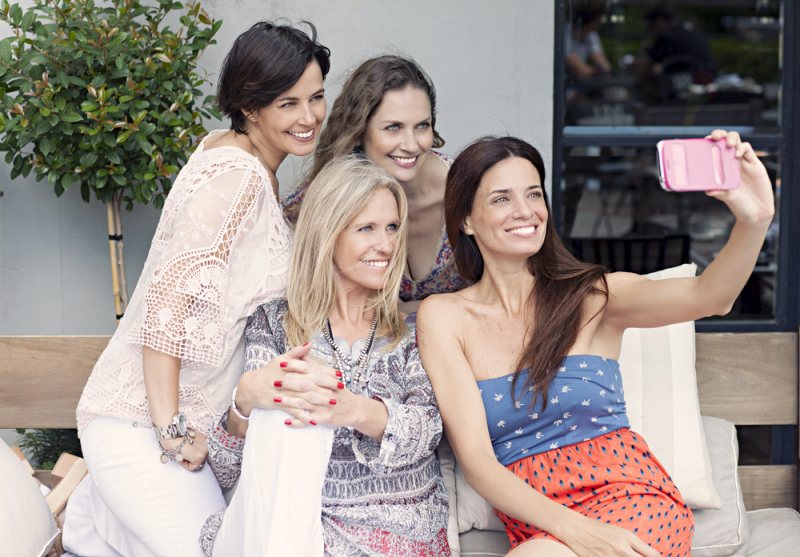 female friends taking selfie outdoors | Menopause weight gain solutions