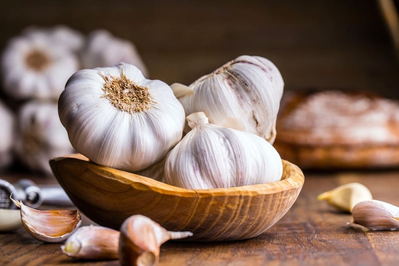 garlic cloves bulb vintage wooden bowl | liver healthy foods
