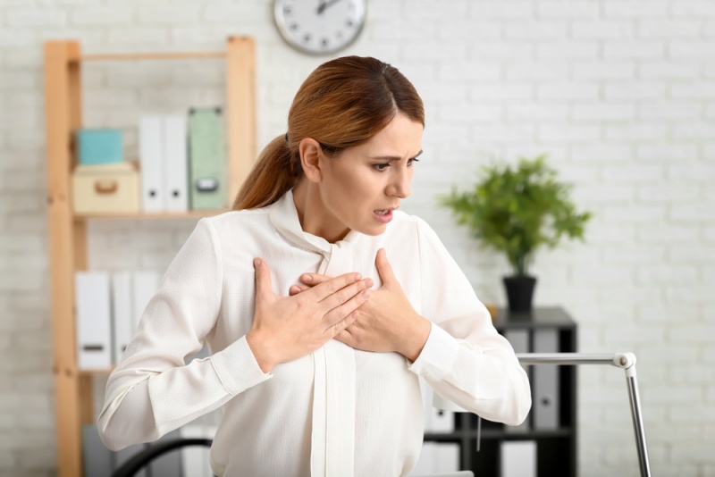 woman having panic attack workplace | kidney problems