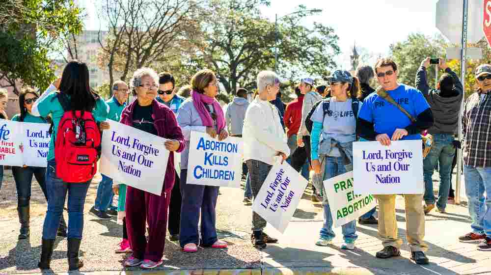 Anti-abortion protesters march around the Texas capitol | Supreme Court Rejects Bid to Block Texas Anti-Abortion Law | featured