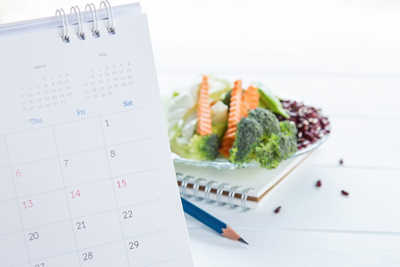 calendar notebook vegetables on dish diet | what to eat for sibo