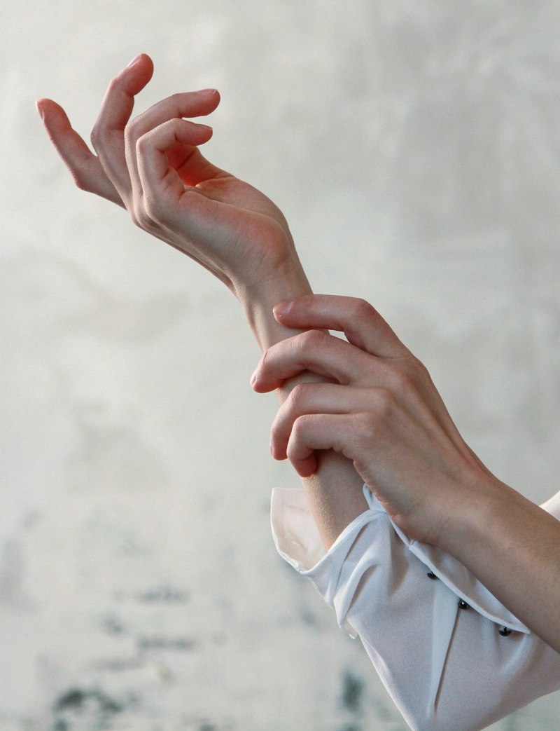 person in white long sleeve shirt with both hands photo | why palmar erythema in liver disease