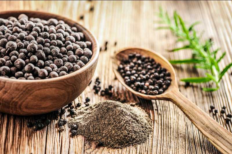 Black pepper in bow on wooden table | Natural Blood Thinners