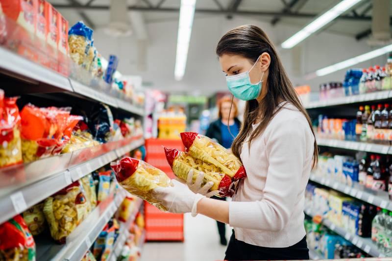 Buyer wearing a protective mask | Can Expired Food Kill You
