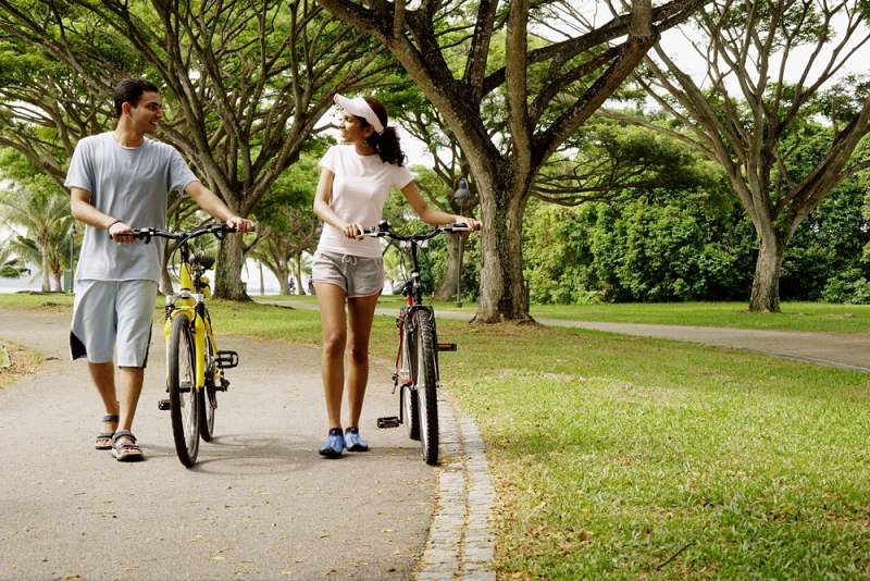 couple park holding bicycles walking | how does a pulmonary embolism kill you