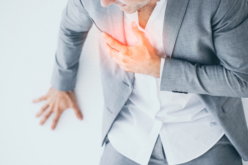 man heart attack pressing his hands | angina vs heart attack