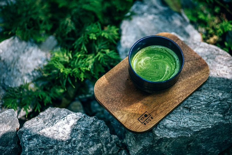 photo of matcha drink on a wooden tray | how to burn fat while sleeping