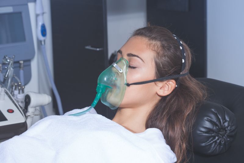 Young woman oxygen mask hospital cosmetics | Can a heart attack cause brain damage